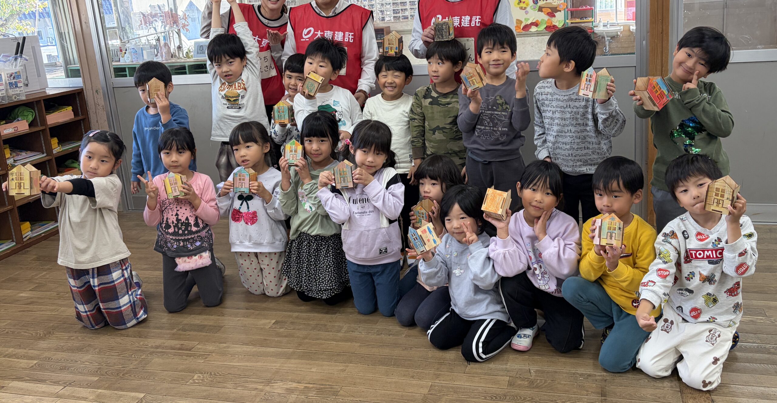 大東建託　間伐材のペン立て制作